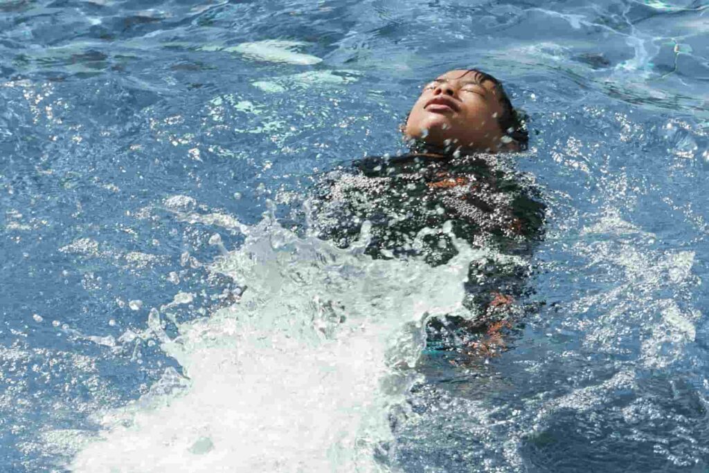 natation synchronisée enfant : un enfant nage sur le dos