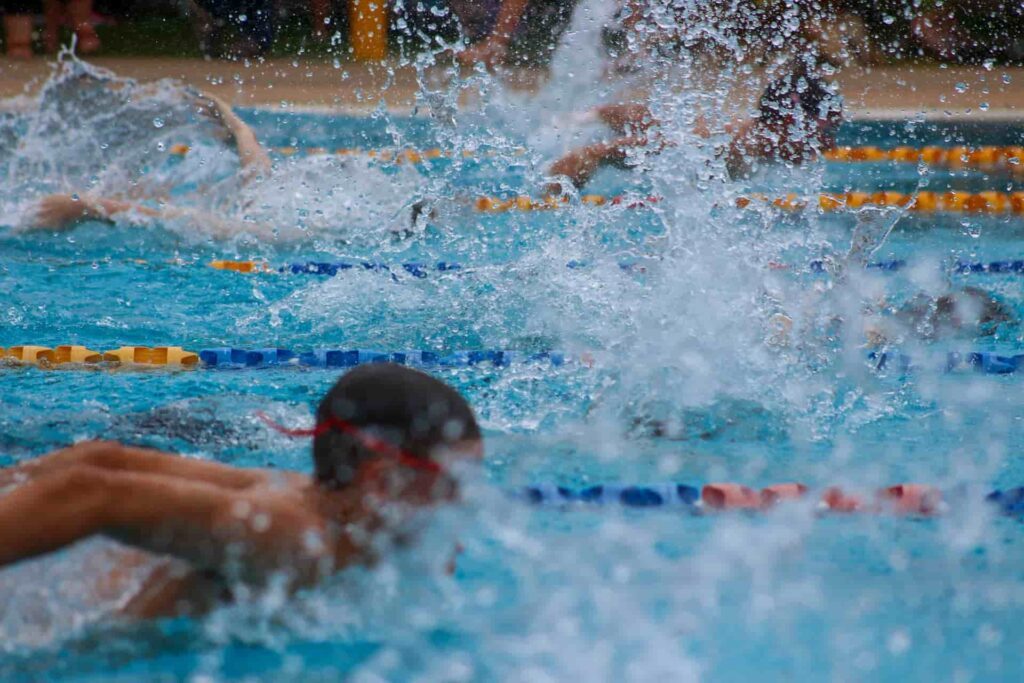 natation synchronisée enfant : un enfant nage