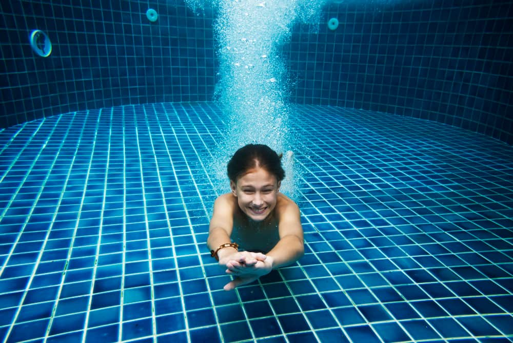 Apprendre à plonger : un enfant plonge dans l'eau