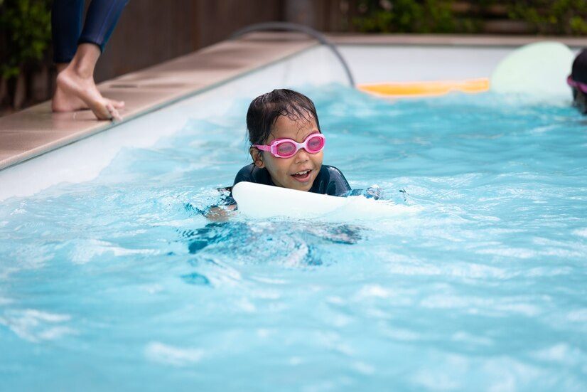 Propulsion natation : une enfant nage dans une piscine