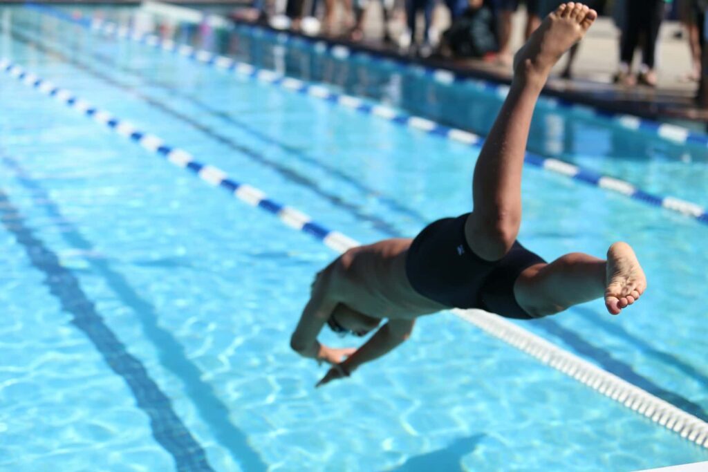 Apprendre à plonger : un enfant plonge dans une piscine