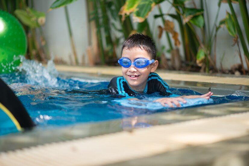 Propulsion natation : un enfant nage dans une piscine