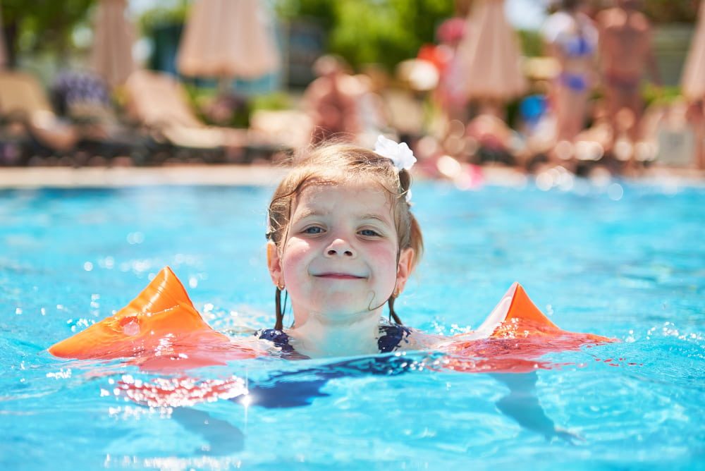 comment respirer en nageant la brasse : un enfant nage dans une piscine